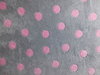 Wellness-Fleecestoff grau mit rosa Tupfen